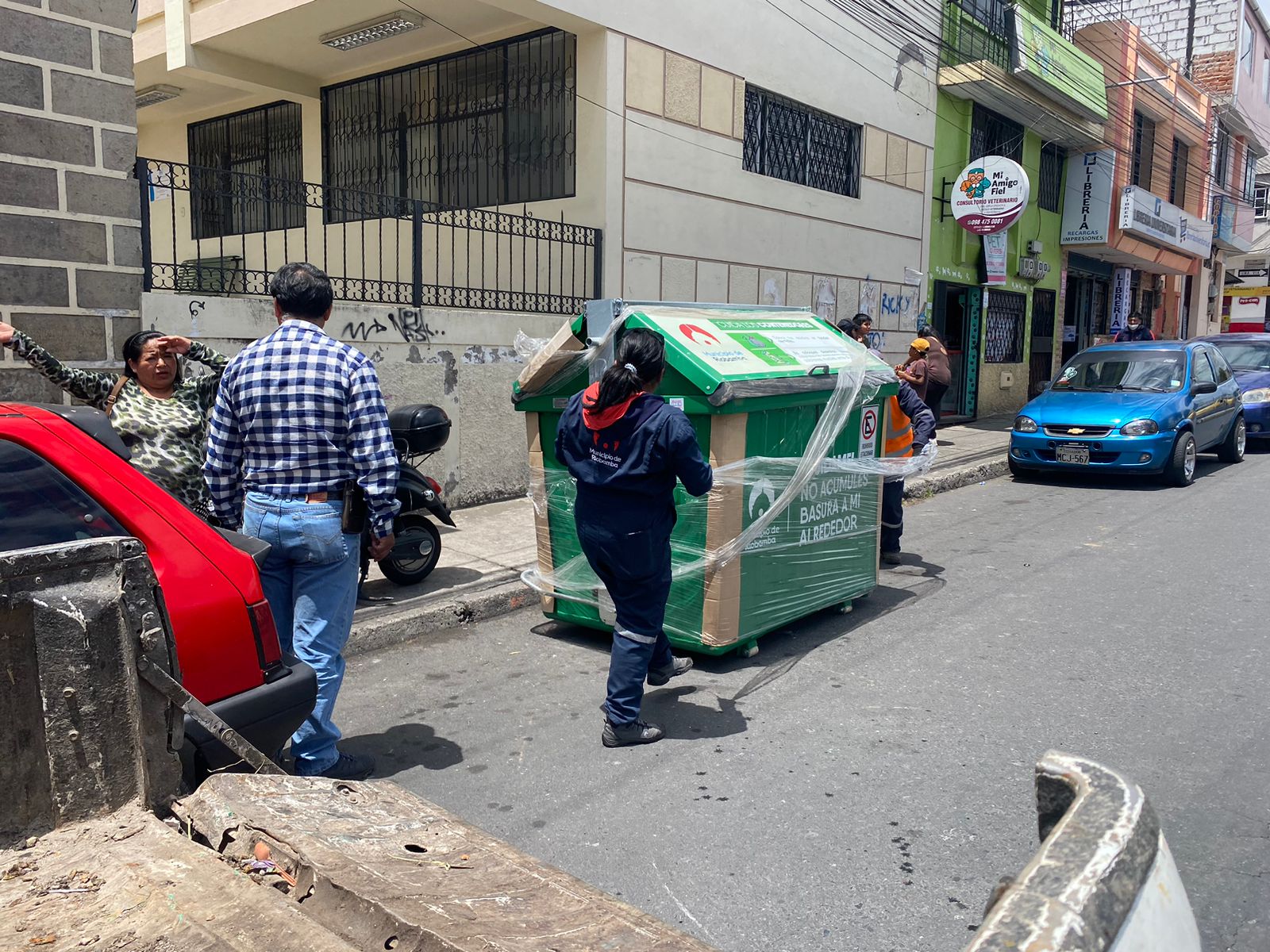 Cambio de contenedores de basura se realiza en barrios de Riobamba
