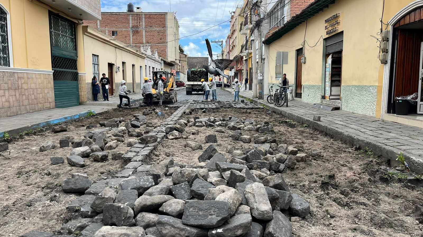 Trabajos de mejoramiento vial se ejecutan en el Centro Histórico