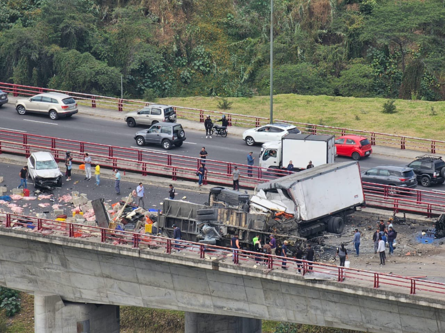 Accidente múltiple en la Ruta Viva de Quito deja un fallecido y varios ...