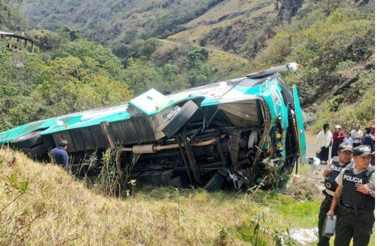 Un fallecido y nueve heridos tras el volcamiento de un bus interprovincial