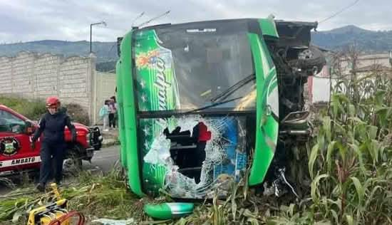 Volcamiento de bus en Ambato deja un muerto y 17 heridos