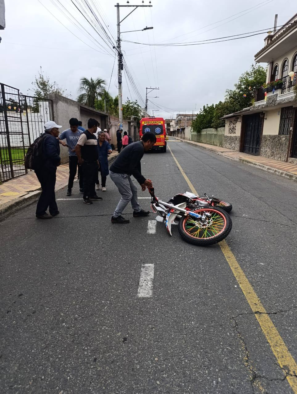 Accidente de tránsito en Guano deja a un motociclista herido