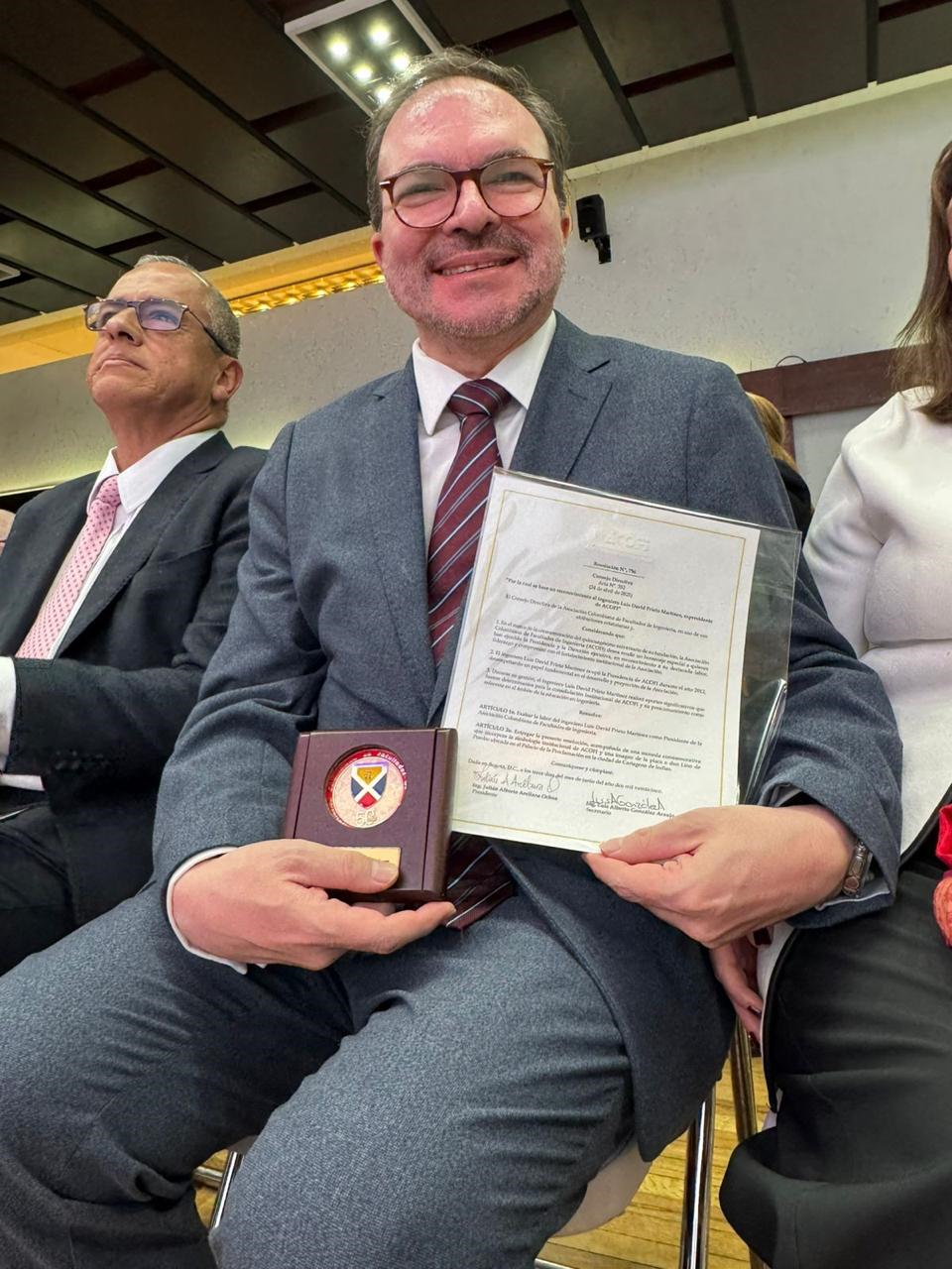 Rector de la Universidad Tecnológica Indoamérica recibe reconocimiento