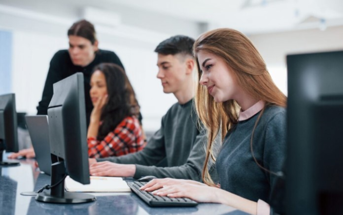 Gobierno anuncia la apertura de 10 000 becas de Inteligencia Artificial